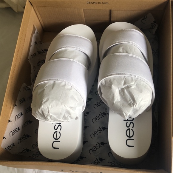 NWT WHITE PLATFORM SANDALS fits size 6 - Picture 9 of 11